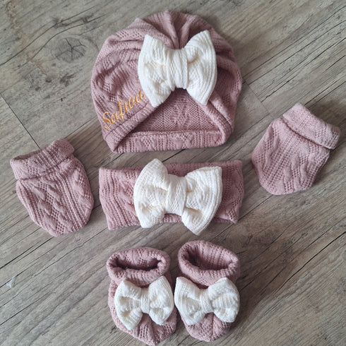 Ensemble Prénom Brodé en tissu maille de coton façon tricot jacquard Turban nœud + moufles + bandeau + chaussons assortis